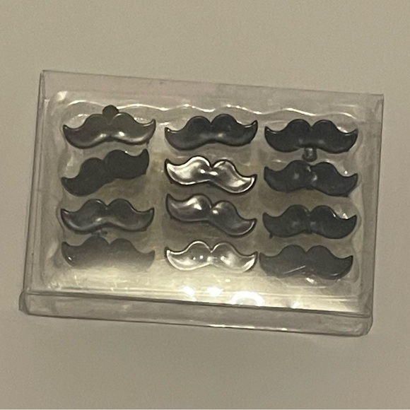 Mustaches and lips push pin decorations - Picture 4 of 4